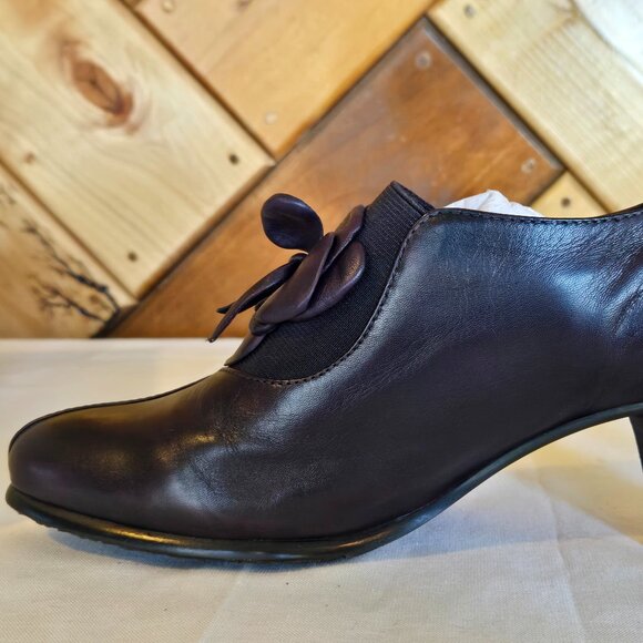 Elegant Women's Leather Shoes with Floral Accent - Picture 3 of 6